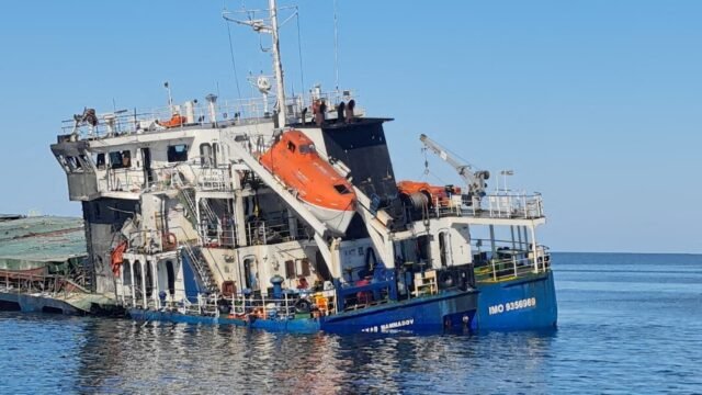 Dos tripulantes murieron y otros 11 fueron rescatados en el mar Negro tras el hundimiento de un barco atacado por Rusia