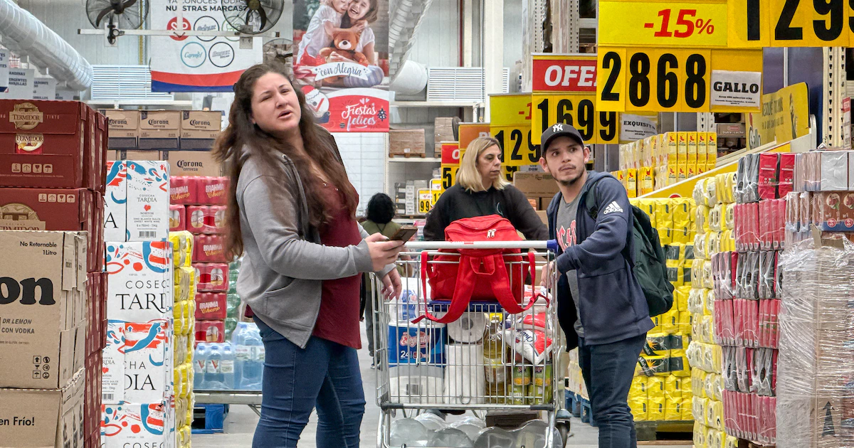 Consumo en baja: cayeron las ventas de supermercados y mayoristas en agosto y profundizaron su retroceso en el año