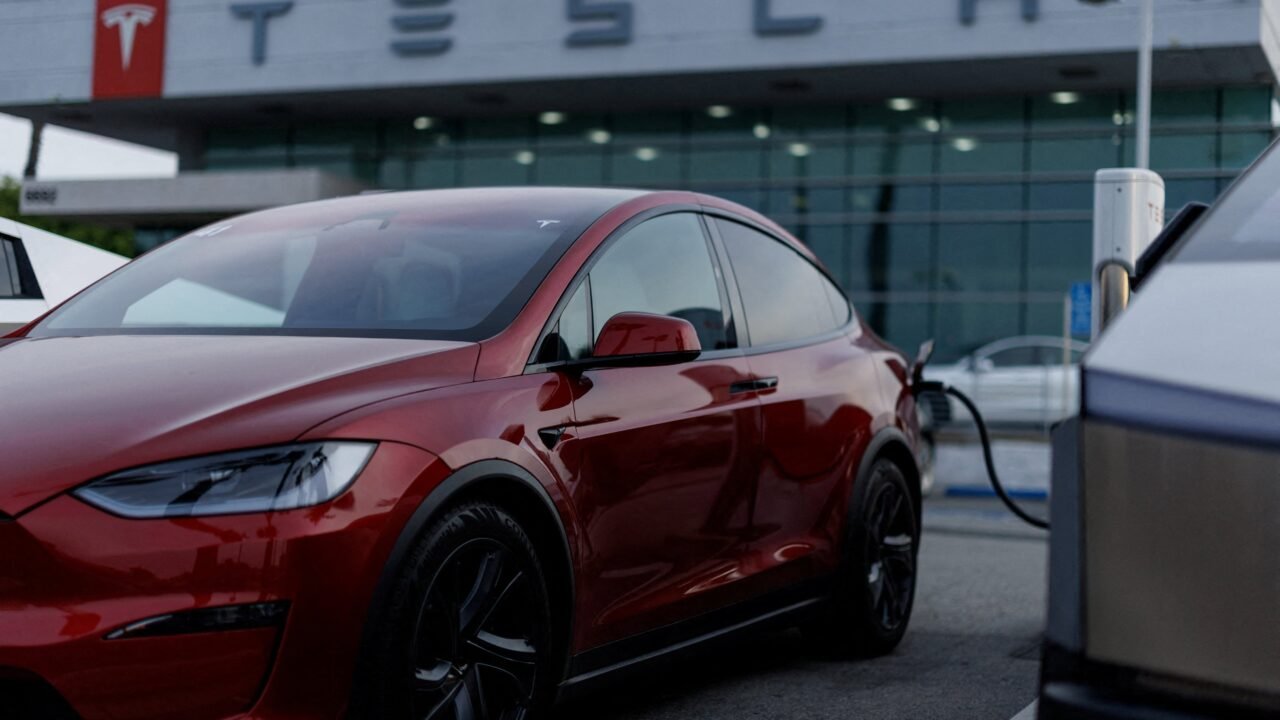 Tesla ahora permite interrumpir la carga del carro y arrancar rápido si tienes una emergencia
