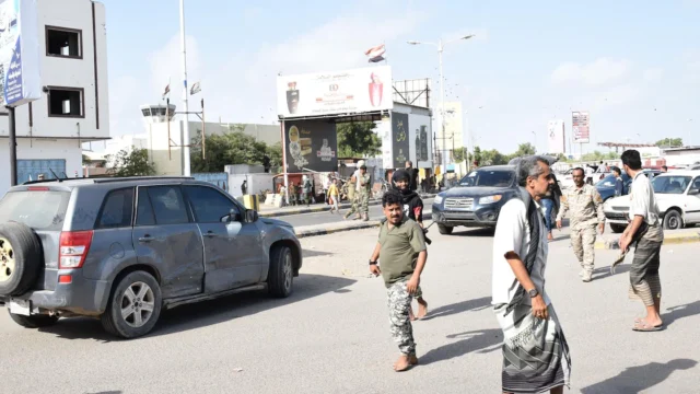 Los rebeldes hutíes dañaron la pista de aterrizaje del aeropuerto de Adén con un bombardeo contra tropas de Yemen