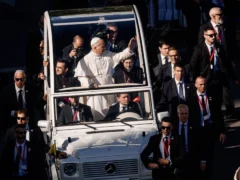 El Vaticano inauguró una exposición con ocho modelos de papamóvil utilizados desde 1930