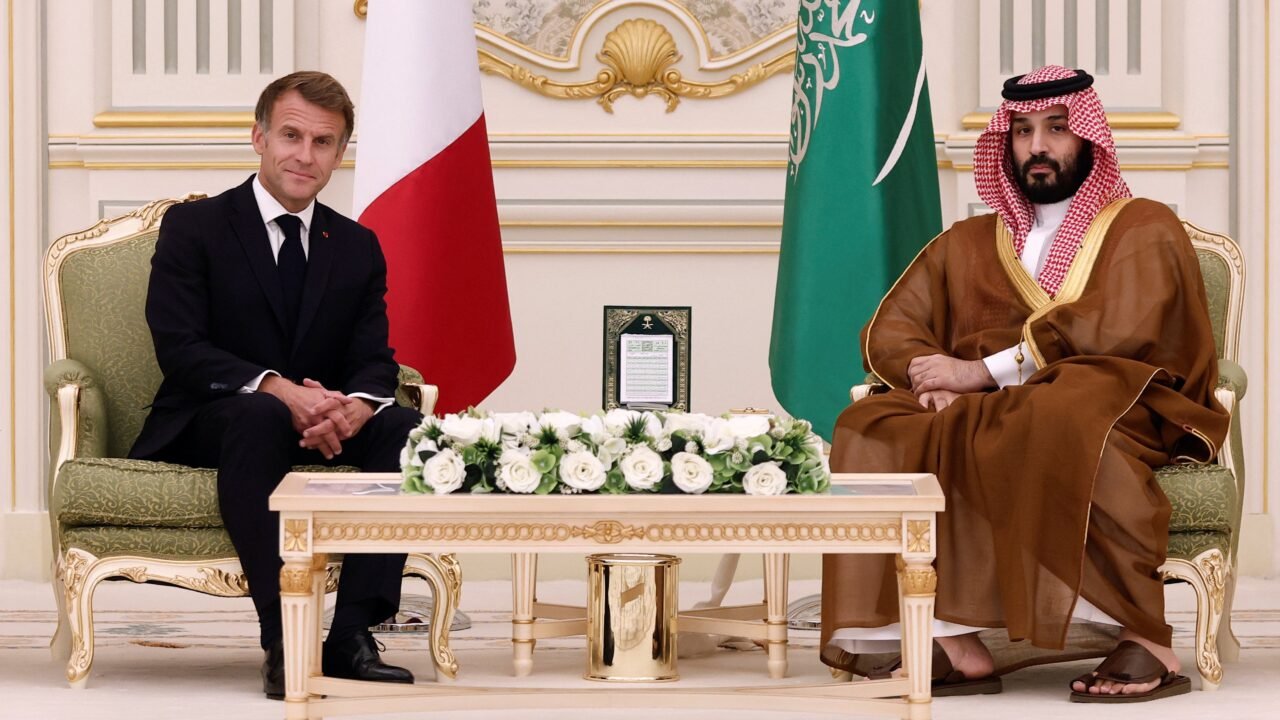 Visita sorpresa de Macron a Arabia Saudita en plena ofensiva de los rebeldes hutíes: Bin Salman le garantizó diésel para Francia