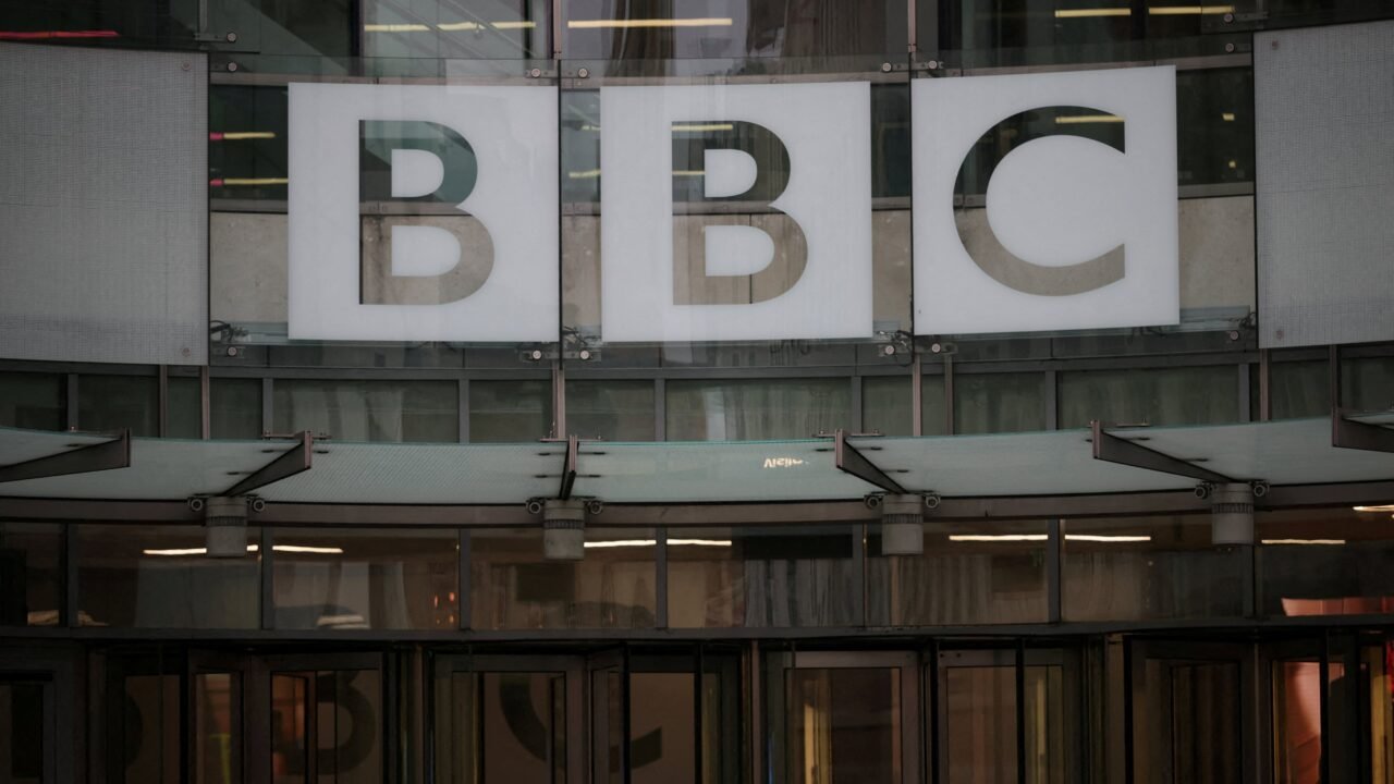 El Reino Unido estudia una “tasa Netflix” para financiar a una BBC en aprietos