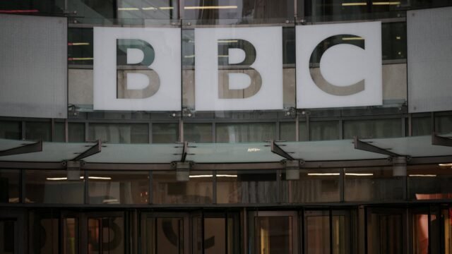 El Reino Unido estudia una “tasa Netflix” para financiar a una BBC en aprietos