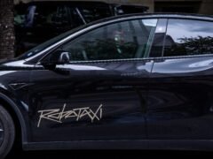 Tesla activó un asistente de IA que hace compras y envía mensajes del pasajero durante los viajes en el robotaxi