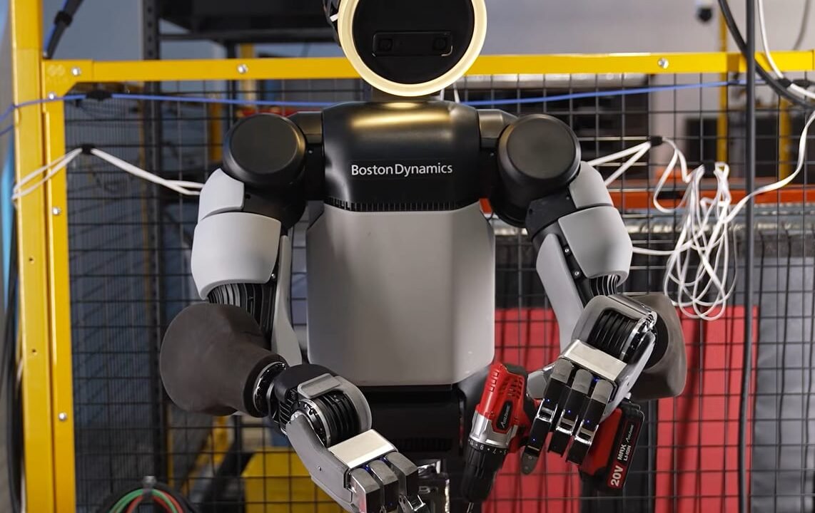 Este robot humanoide mueve las manos como un humano y es capaz de utilizar herramientas como un taladro