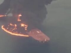 Irán informó que un superpetrolero se incendió tras chocar con una mina marítima al salir del estrecho de Ormuz