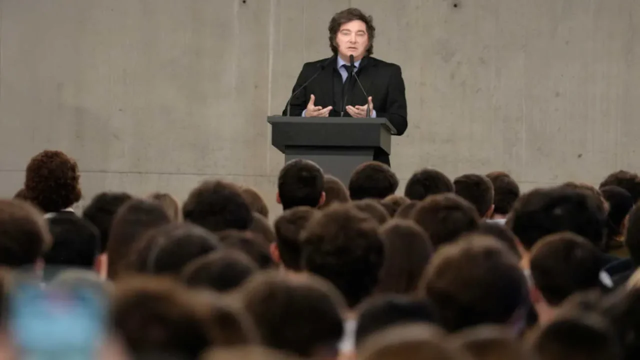 Una “clase magistral” para insultar a los periodistas y anunciar el libro que viene