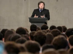 Una “clase magistral” para insultar a los periodistas y anunciar el libro que viene