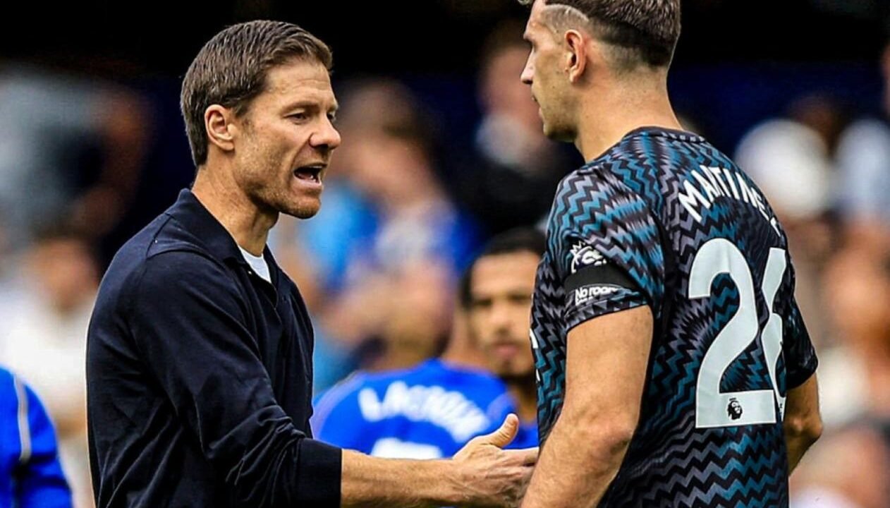 Xabi Alonso dio detalles de la evolución de Dibu Martínez
