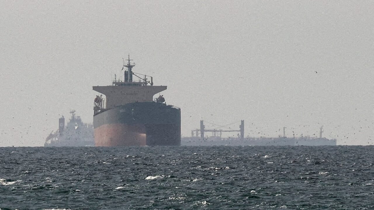 Un buque cisterna que navegaba frente a la costa de Qatar informó que fue alcanzado por “múltiples proyectiles”