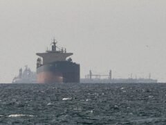 Un buque cisterna que navegaba frente a la costa de Qatar informó que fue alcanzado por “múltiples proyectiles”