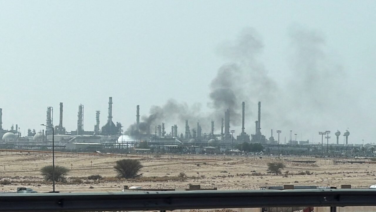 Investigan un fuerte incendio cerca de una instalación de la mayor petrolera saudita en el sur de Riad