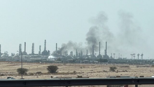 Investigan un fuerte incendio cerca de una instalación de la mayor petrolera saudita en el sur de Riad