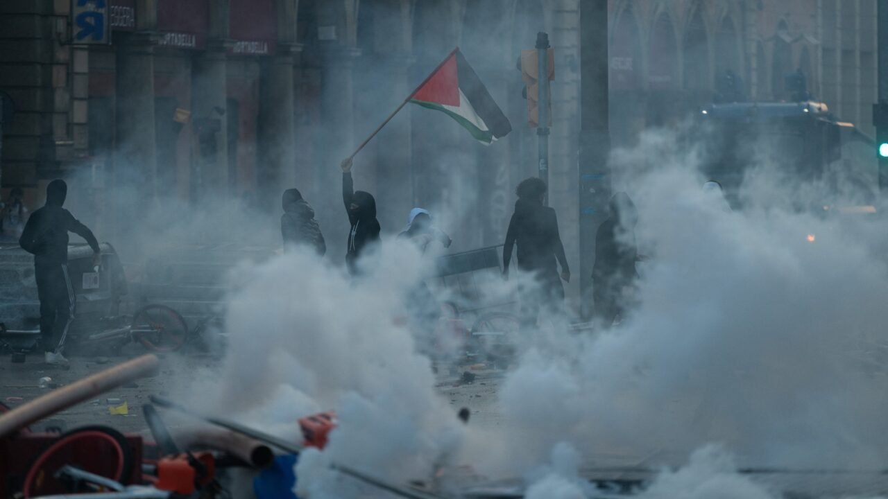 Italia se sumó a la ola de protestas en Europa: manifestantes se enfrentaron a la policía y anunciaron una huelga general