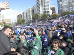 Kicillof reunió a sus intendentes y busca avanzar con las reelecciones indefinidas en medio de la interna peronista