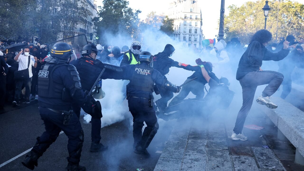 “El poder adquisitivo disminuye y hay cada vez más precariedad”: la advertencia de un concejal de París en medio de la crisis educativa