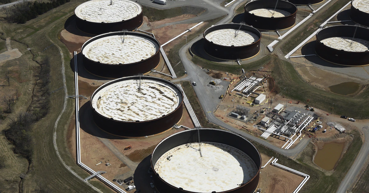 El petróleo cae tras los contactos entre Estados Unidos e Irán que reavivan la expectativa de negociaciones