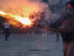 Crece la tensión en Albania: miles de manifestantes enfrentaron a la policía durante una nueva protesta contra el Gobierno