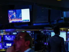 El riesgo país quedó al borde de su máximo del año y las acciones argentinas cayeron por tercera rueda seguida
