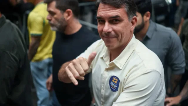 Elecciones 2026 en Brasil: «Llegó la hora del cambio», Flávio Bolsonaro votó en Río de Janeiro