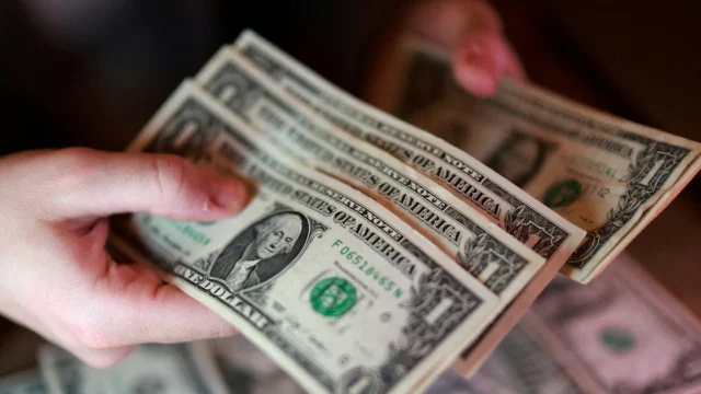 El dólar bajó y cortó una racha de siete sesiones consecutiva de avances
