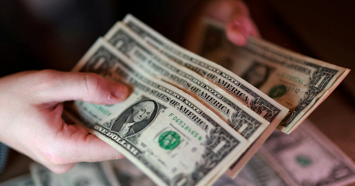 El dólar bajó y cortó una racha de siete sesiones consecutiva de avances