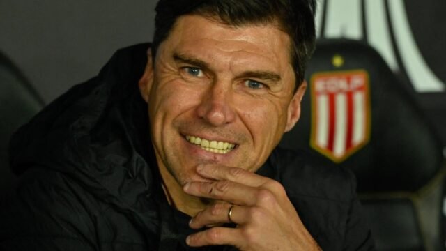 Con Marcos Rojo y línea de cinco, la formación de Estudiantes frente a Flamengo