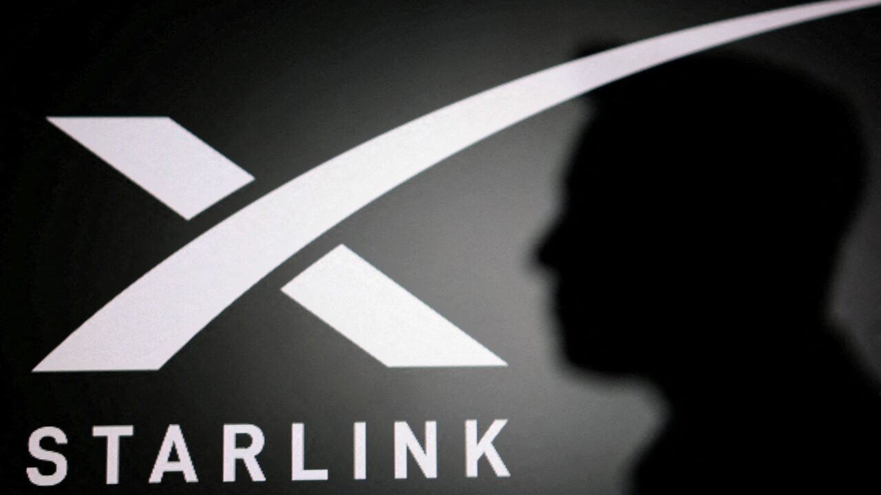 El plan de Elon Musk para que gane dinero compartiendo internet de Starlink con sus vecinos