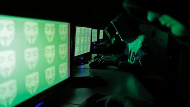 Un hombre fue condenado a prisión por usar IA y 10.000 bots para superar en streams a Taylor Swift