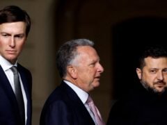 Zelensky mantuvo conversaciones con los enviados de Trump y agradeció a EEUU por reanudar el intercambio de inteligencia