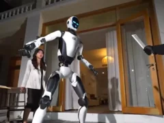 Presentan un robot guardaespaldas que se interpone ante un agresor armado para salvar vidas
