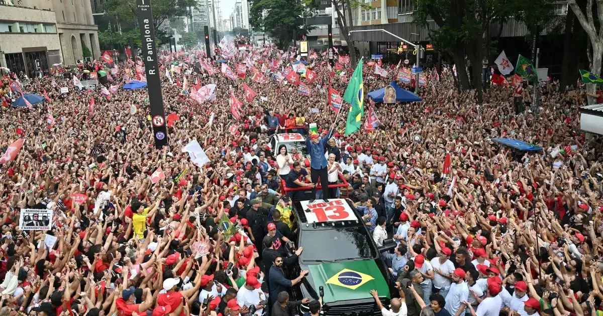 Brasil define su futuro: Lula y Bolsonaro movilizaron a sus seguidores antes del balotaje