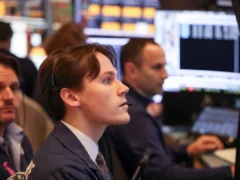 Fuertes bajas en Wall Street por las dudas sobre la inversión en inteligencia artificial: Intel se desploma más del 25%