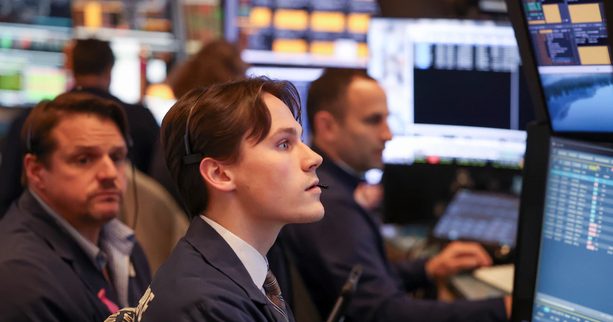Bajó el riesgo país y el dólar se estabilizó pero sigue el viento de frente: vuelven a subir las tasas en EEUU