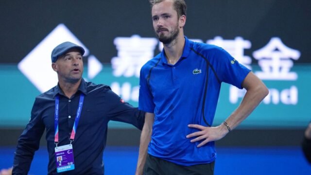 Escándalo y severa sanción: el ruso Medvedev fue descalificado del China Open tras golpear a un espectador