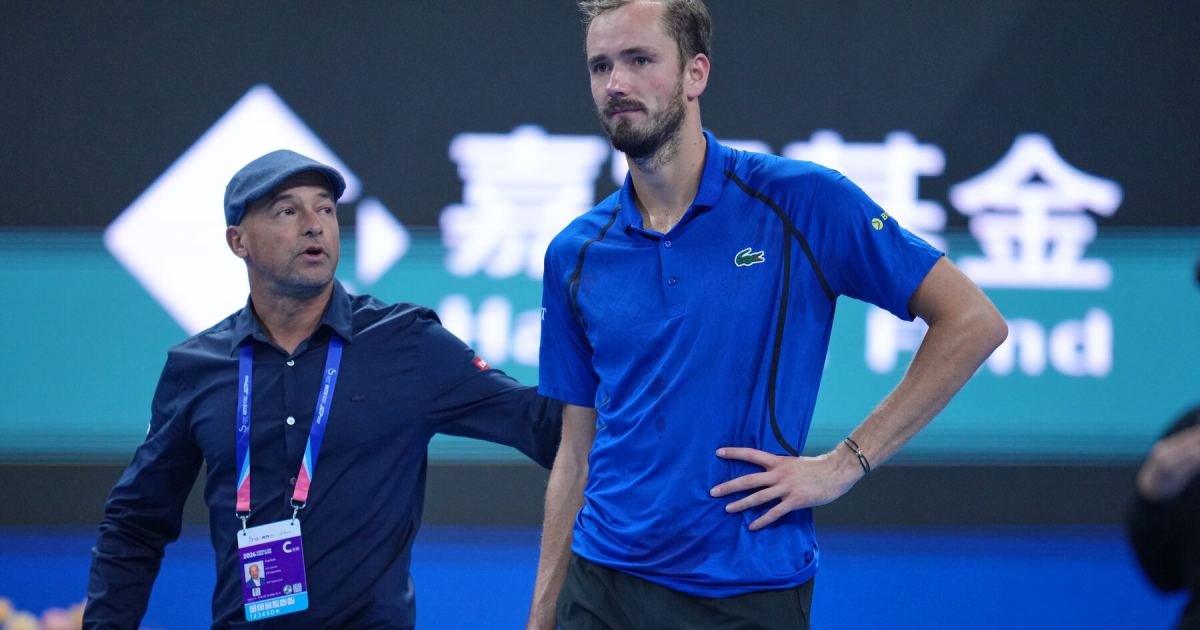 Escándalo y severa sanción: el ruso Medvedev fue descalificado del China Open tras golpear a un espectador