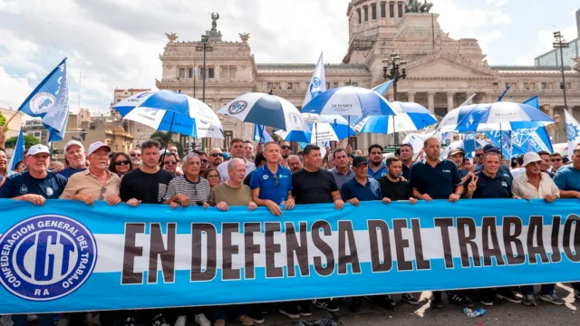 Sin paros generales y con un acto en una cancha: la nueva estrategia de la CGT que pone en la mira tanto al Gobierno como al PJ