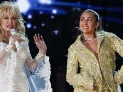 Miley Cyrus relató cómo el espíritu de Dolly Parton se manifestó en su casa tras su muerte: “Está aquí conmigo”