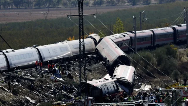 El crudo relato de los sobrevivientes del trágico choque en España: «Había gente muerta debajo de los trenes»
