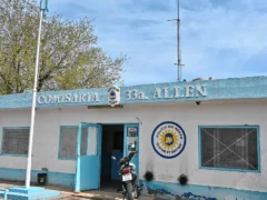 Buscan al hombre que mató a una mujer de 35 años en Allen: escapó en un auto gris tras dispararle en la calle