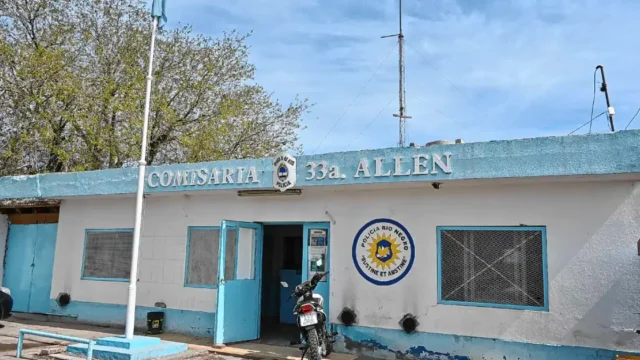 Buscan al hombre que mató a una mujer de 35 años en Allen: escapó en un auto gris tras dispararle en la calle