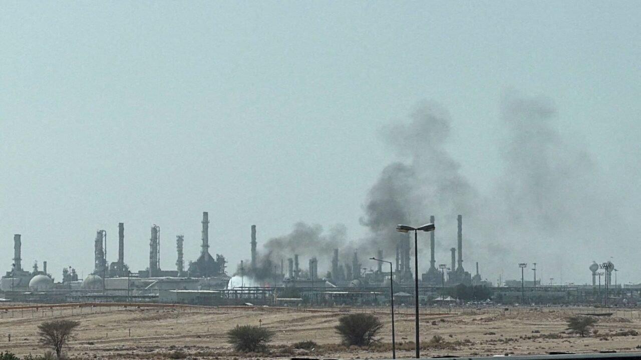La mayor petrolera del mundo evacuó a su principal refinería por los ataques hutíes mientras sube el precio del barril de crudo