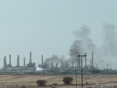 La mayor petrolera del mundo evacuó a su principal refinería por los ataques hutíes mientras sube el precio del barril de crudo