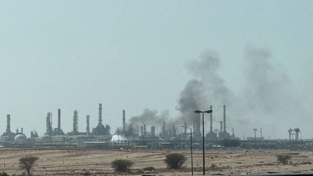 La mayor petrolera del mundo evacuó a su principal refinería por los ataques hutíes mientras sube el precio del barril de crudo