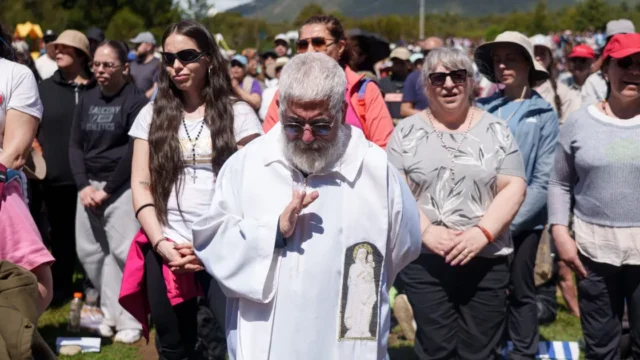 En Bariloche, miles de fieles llevaron sus intenciones a la Virgen de las Nieves