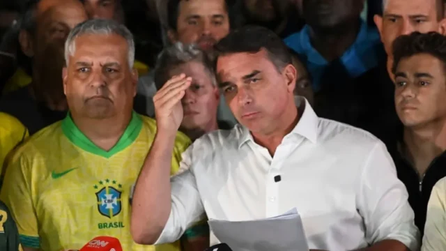 Flávio Bolsonaro publicó una carta, le agradeció a Milei y dijo que es el «verdadero presidente electo» de Brasil