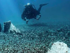 Buceaban por curiosidad y encontraron una huella de la historia mapuche bajo el agua