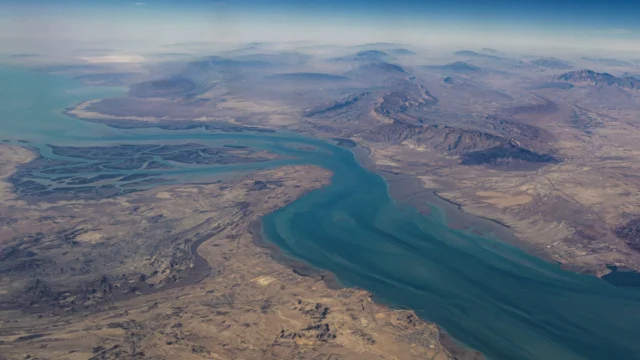 Irán analiza atacar cables submarinos si Estados Unidos e Israel vuelven a bombardear el país