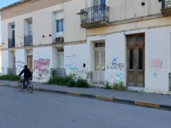 Una antigua casona, ex sede de un organismo oficial, totalmente abandonada